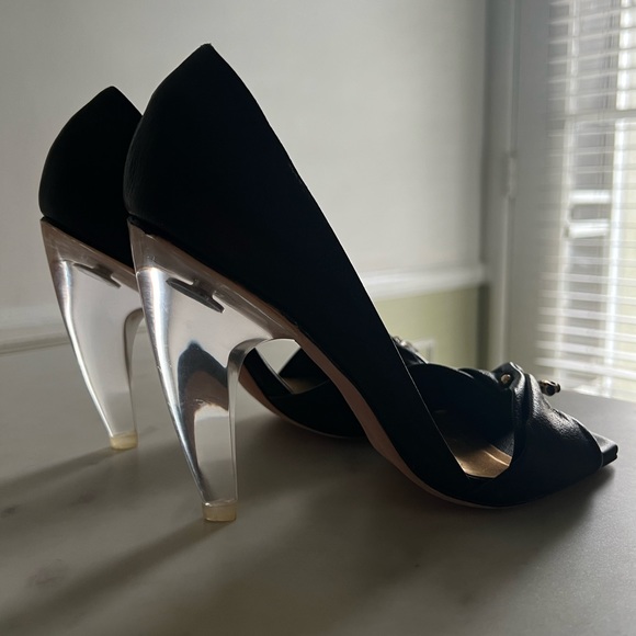 Report Signature black leather open toe pump curved transparent heel 8.5 - Picture 3 of 12